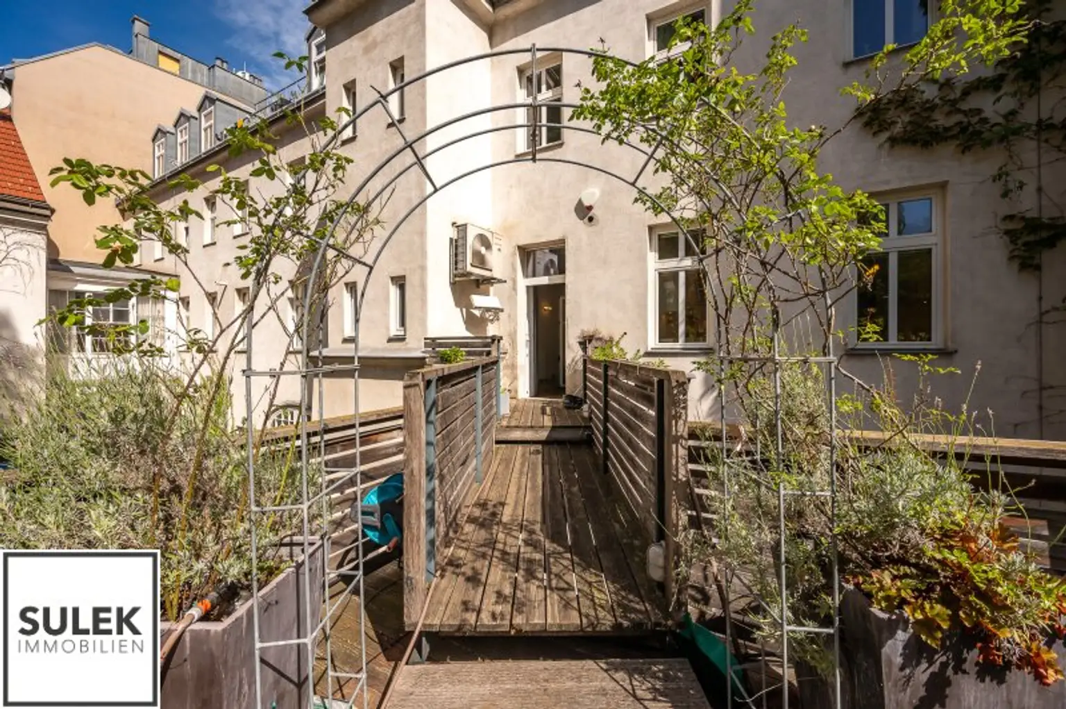 Rarität in der Wehrgasse: großzügige, sanierte Altbauwohnung mit Terrasse ab 01/26 unbefristet mieten!