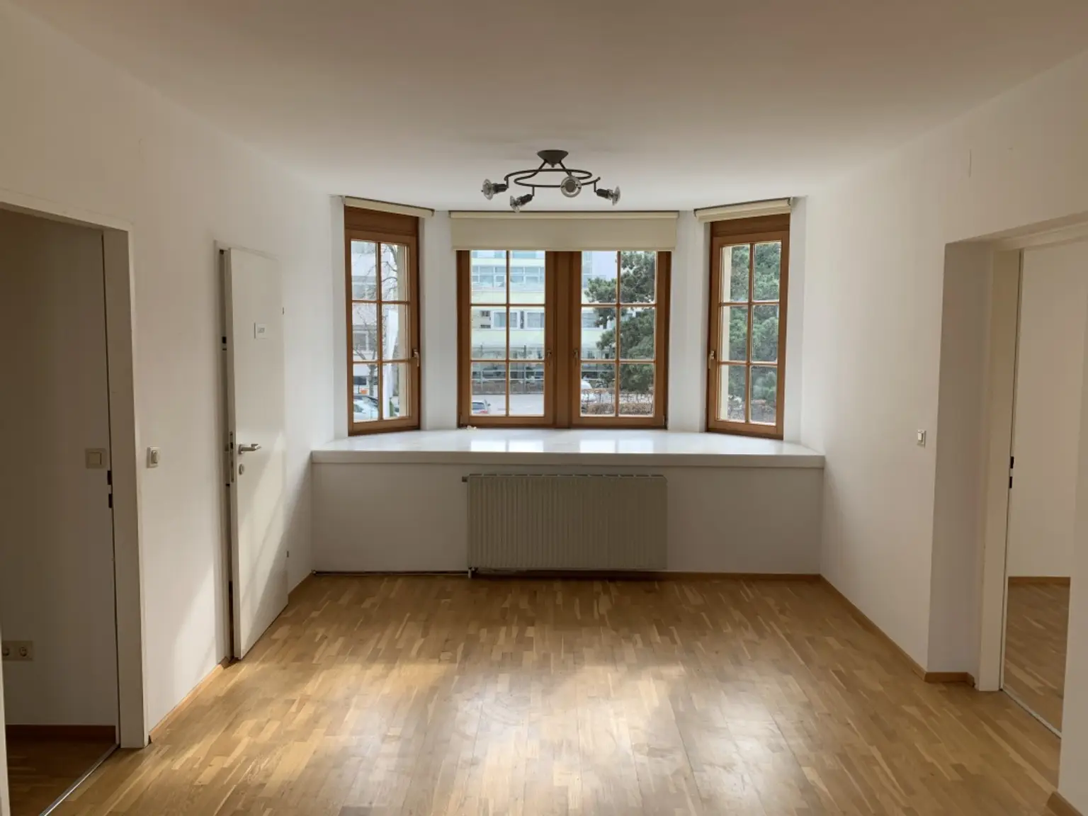 Helle und großzügige Ordinationsfläche in zentrumsnaher Lage von Baden 
mit Blick auf die Schwechat