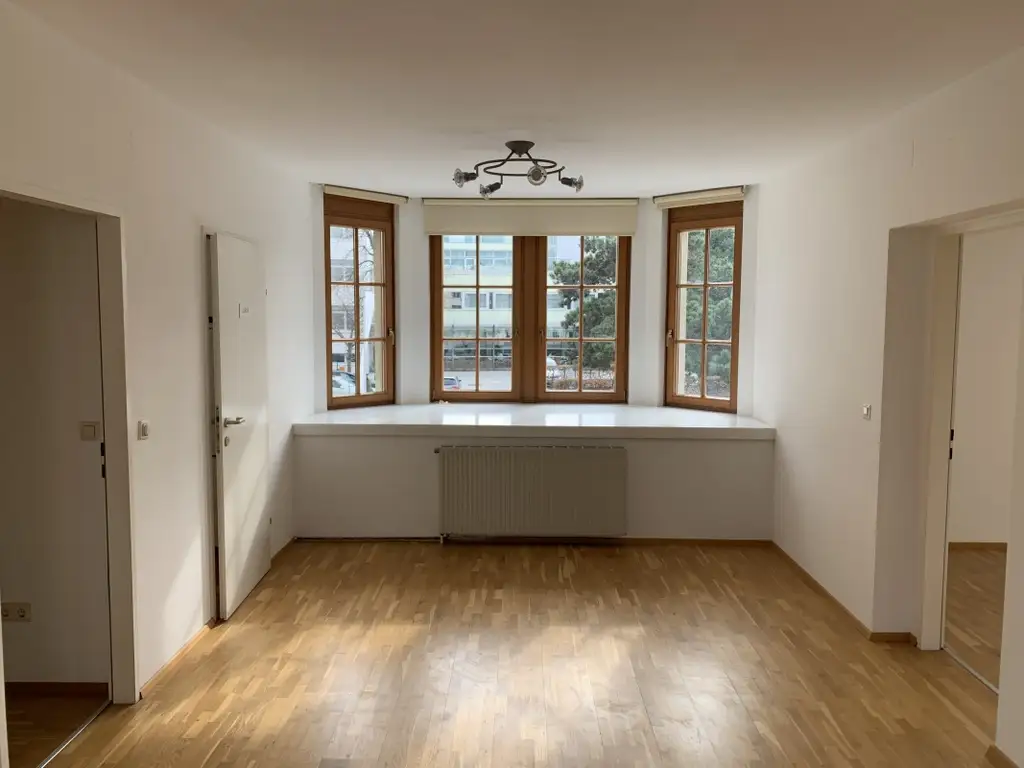 Helle und großzügige Ordinationsfläche in zentrumsnaher Lage von Baden 
mit Blick auf die Schwechat