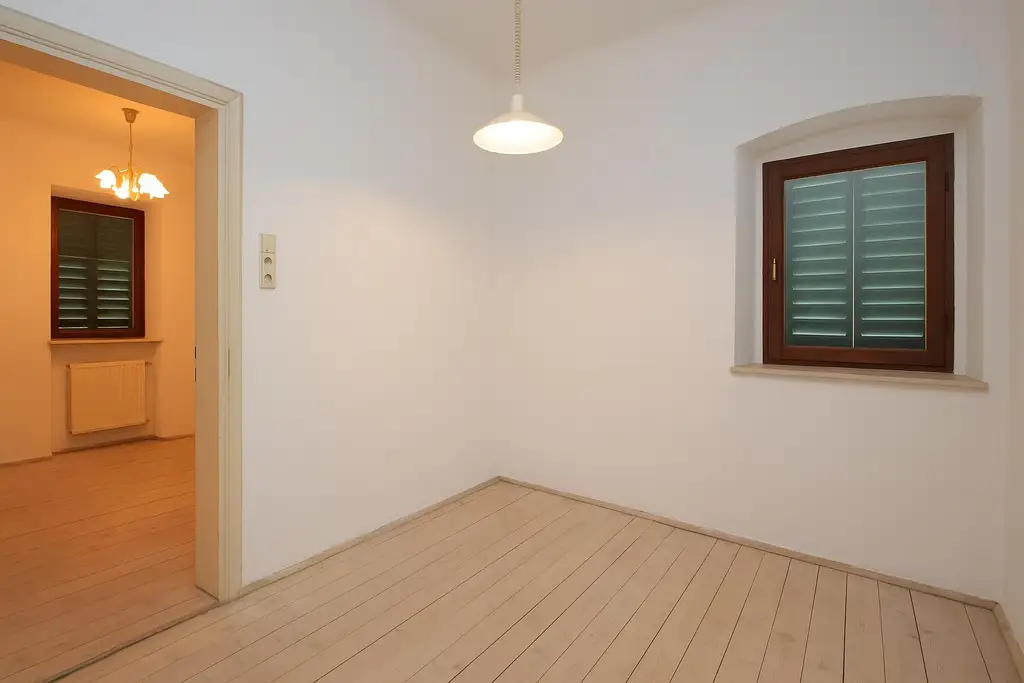 Großzügig & vielseitig nutzbar – Zahlreiche Räume plus Büro und Werkstatt