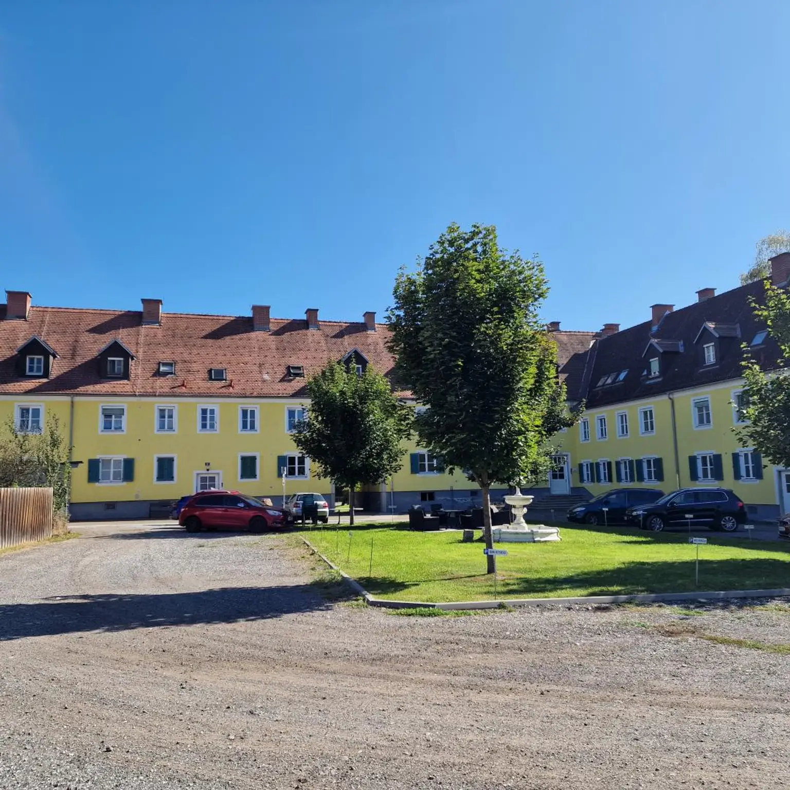 Voll möblierte 2,5-Zimmer-Dachgeschoßwohnung, 1 Monat mietzinsfrei!
