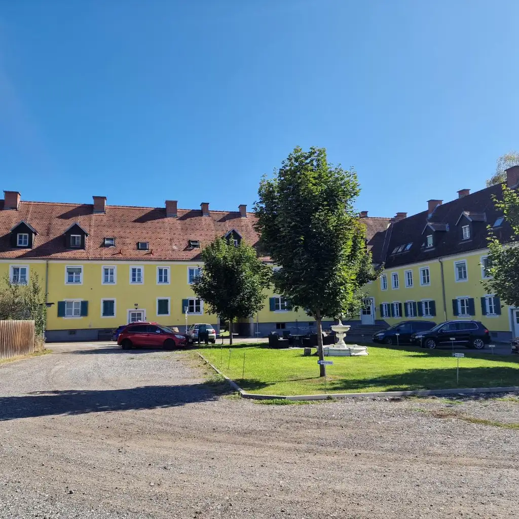 Voll möblierte 2,5-Zimmer-Dachgeschoßwohnung, 1 Monat mietzinsfrei!