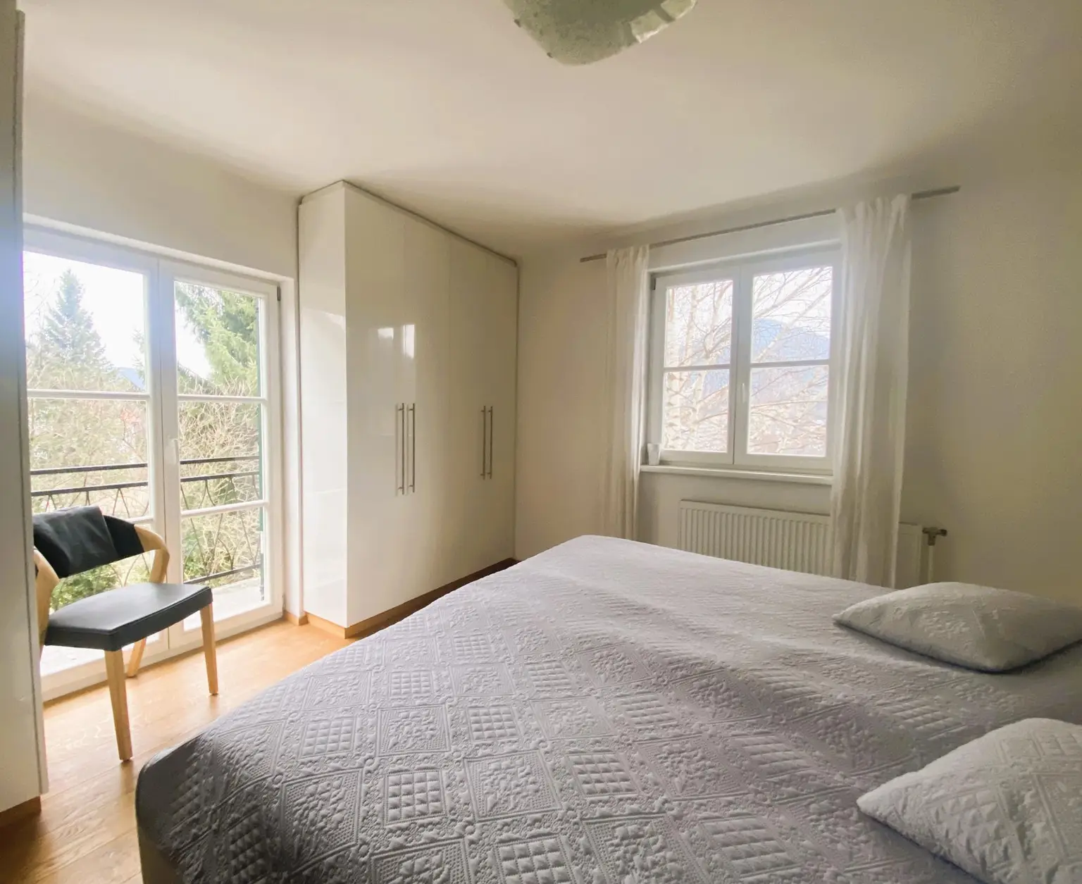Einfamilienhaus und Gästehaus auf großem Grundstück, Pool und Schneebergblick!