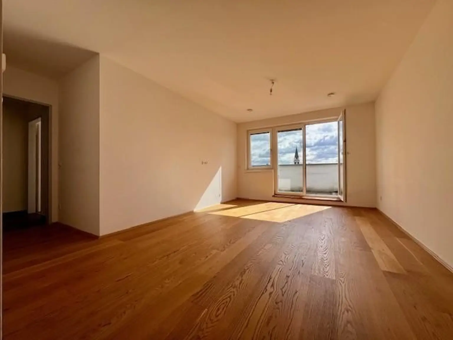 Lichtdurchflutete 2-Zimmer-Wohnung mit Dachterrasse - verfügbar ab Oktober 2025