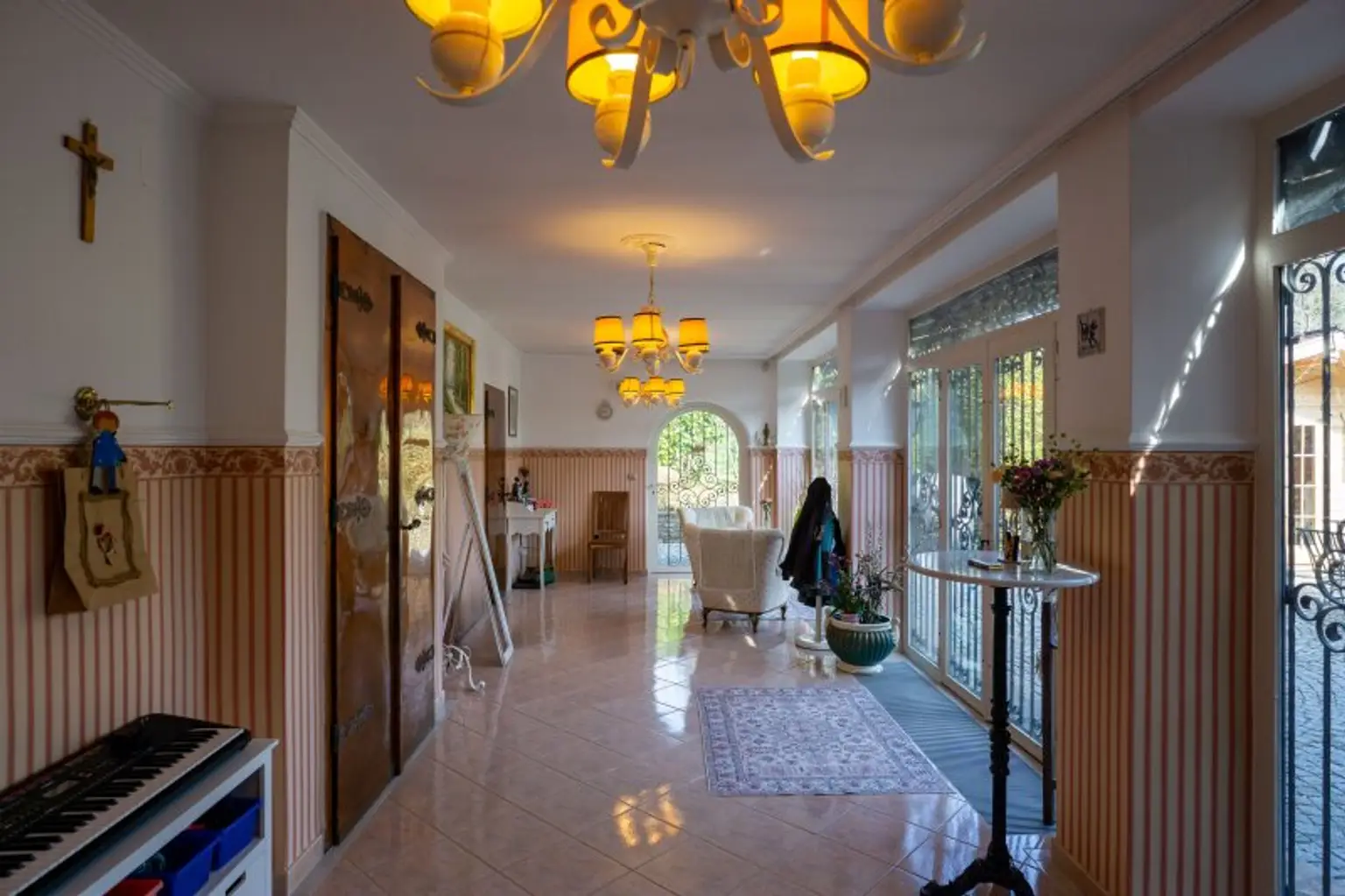 Verglaste Veranda  mit schmiedeeisernen Gittern