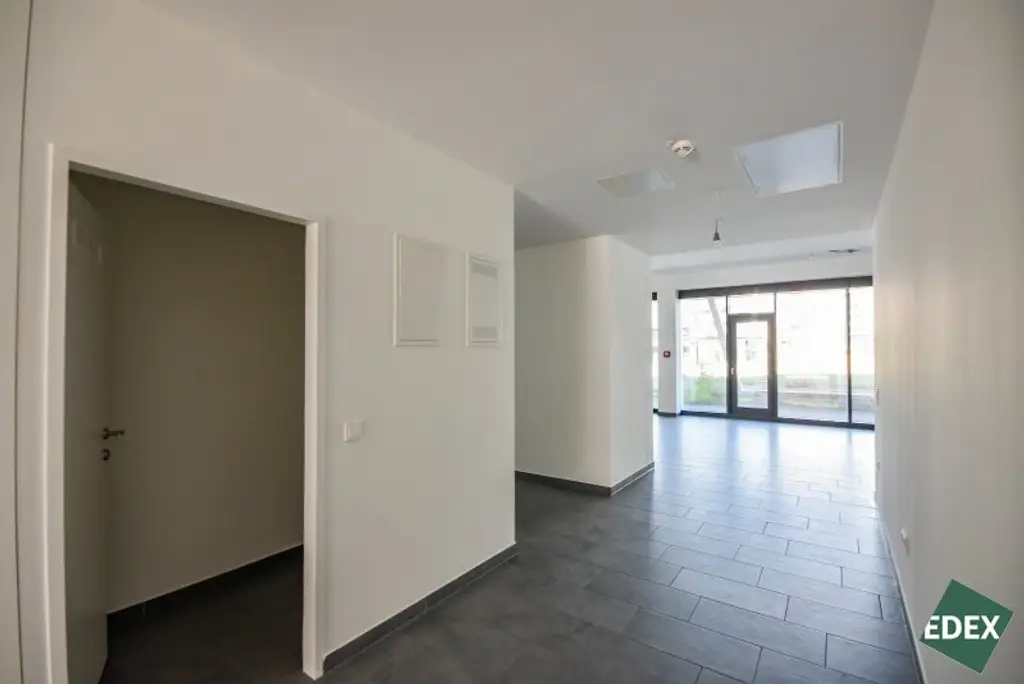 Moderne Geschäftsfläche in Neubausiedlung nahe Badeteich Hirschtetten