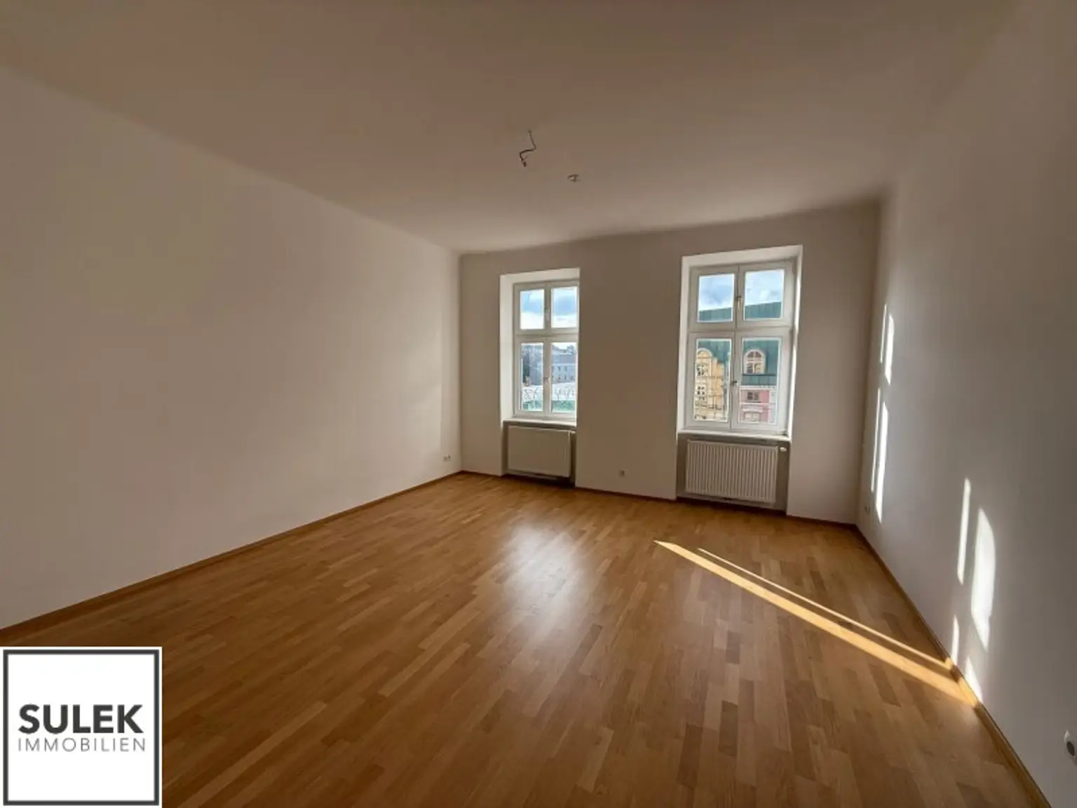Ganzes Haus zu mieten: 1 Geschäftslokal, 1 Büro, 2 Wohnungen nahe U1