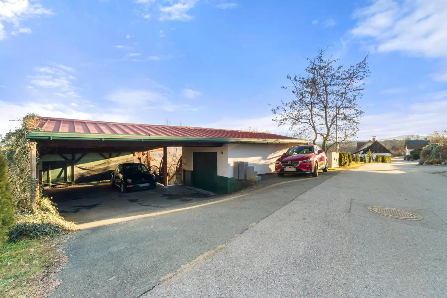 Einfahrt Carport & Garage