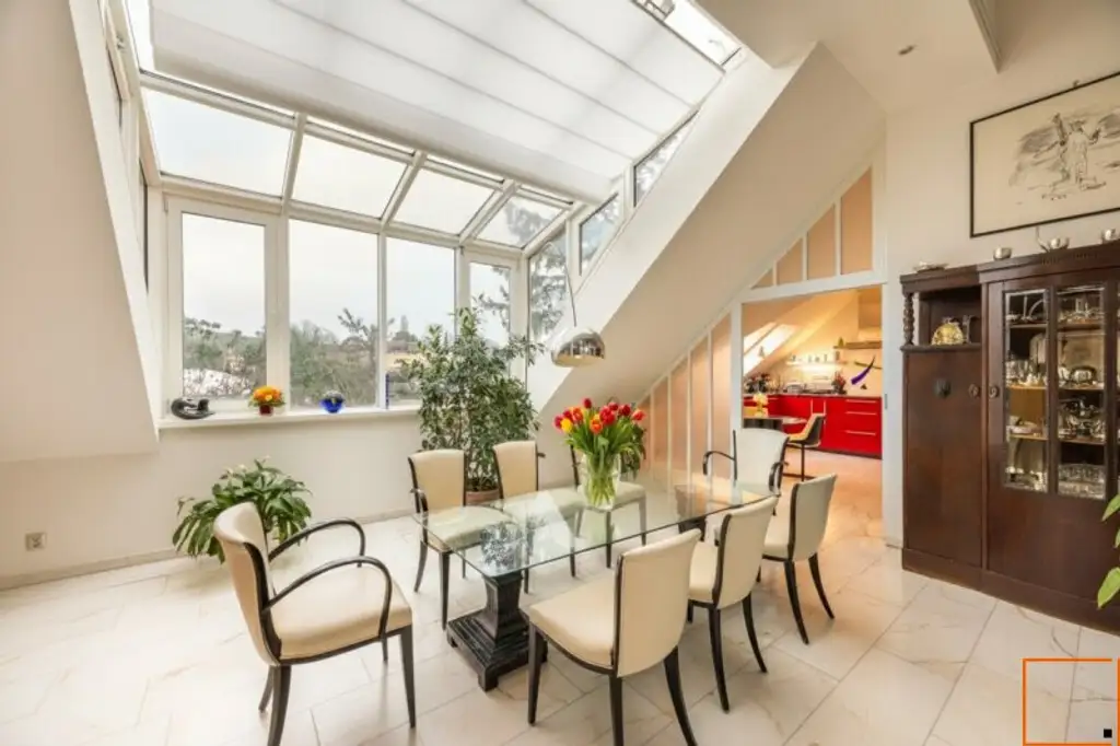 Familiendomizil: Penthouse mit Ateliercharakter, großen Terrassen und Grünblick