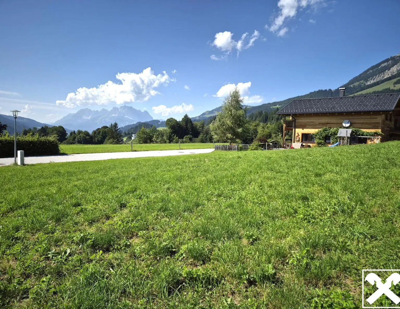 Sonniges Grundstück mit genehmigtem Bauplan