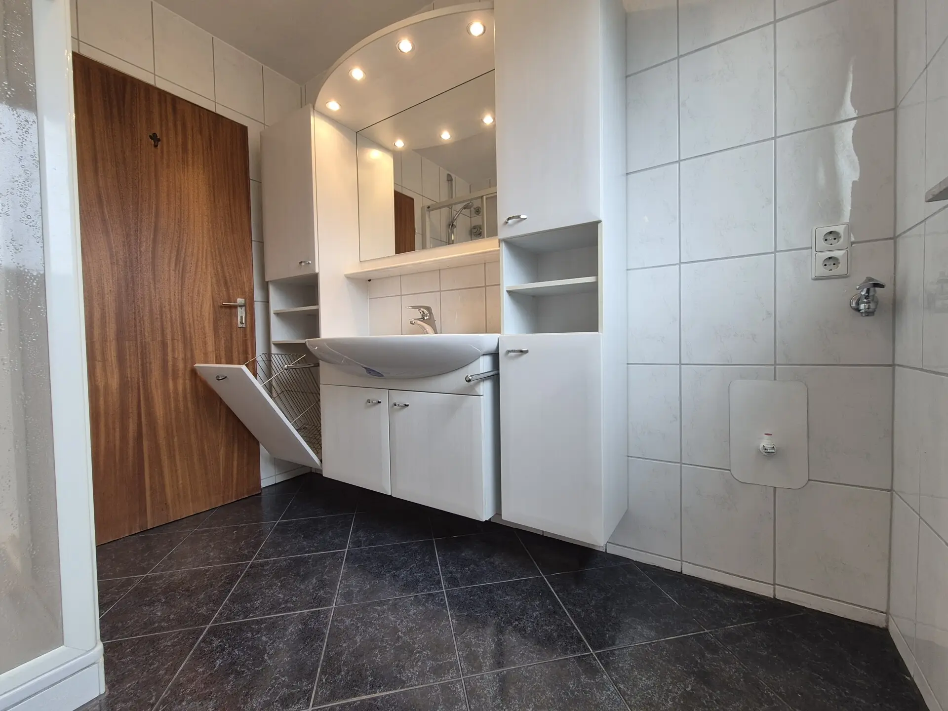 Bad Ansicht 1 mit Waschmaschinenstellplatz