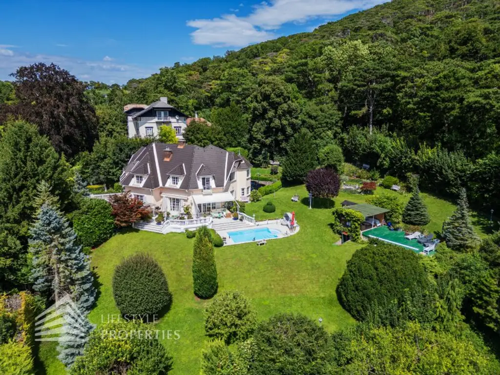 Beeindruckende Villa mit gepflegten Garten und Pool