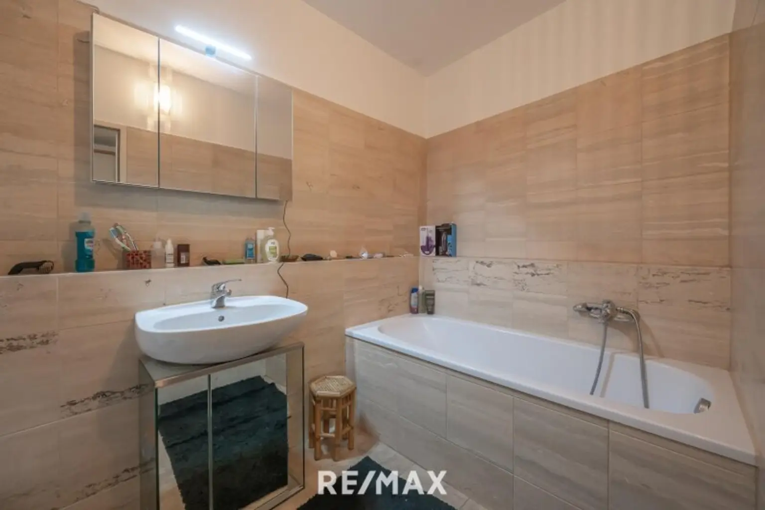 Traumhafte 6 - Zimmer - Wohnung / Büro mit grünem Innenhof in ruhiger sensationeller Lage in Hernals