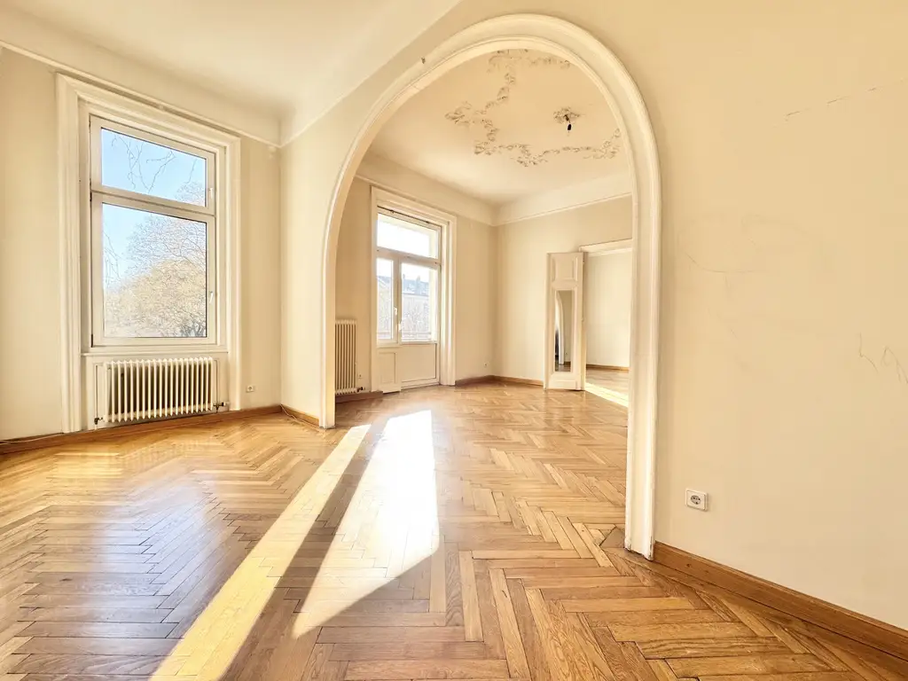 TOPLAGE NÄHE THERESIANUM | EXKLUSIVE, HELLE 5-ZIMMER | ALTBAU MIT GARTENSEITIGEM BALKON | U-BAHN-NÄHE
