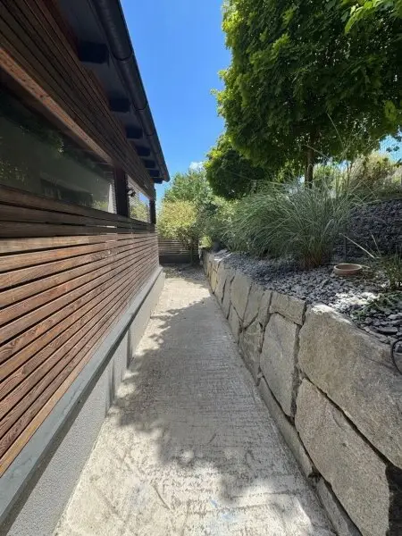 Zugang zum Garten über das Carport