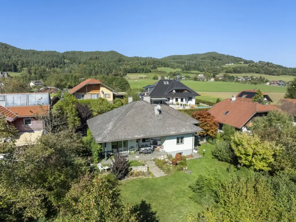 Charmanter und schöner 130m² Architekten-Bungalow in Keutschach Nähe Rauschelesee in Aussichtslage