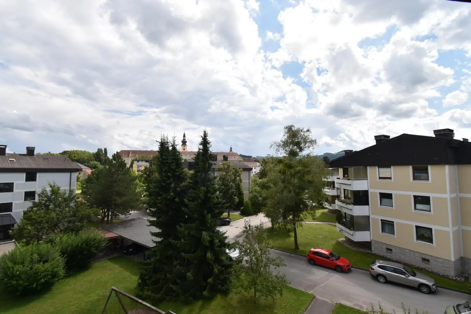 „Zentrumsnahe 3 Zimmer-Wohnung“ Mit Loggia und Carport! In begehrter, ruhiger Lage! Ca. 81 m²