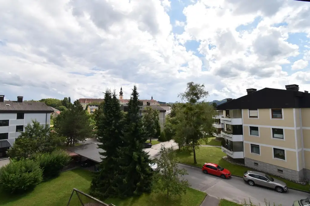 „Zentrumsnahe 3 Zimmer-Wohnung“ Mit Loggia und Carport! In begehrter, ruhiger Lage! Ca. 81 m²