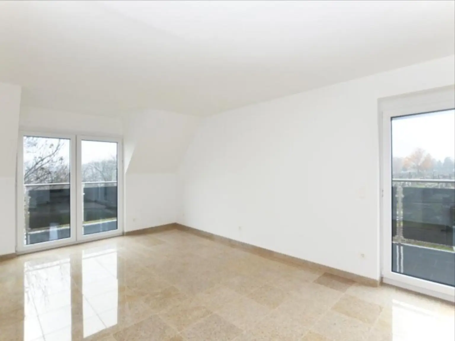 ATEMBERAUBENDE WOHNUNG MIT BALKON - ZENTRAL BEGEHBARE ZIMMER - KÜCHE - AB SOFORT!