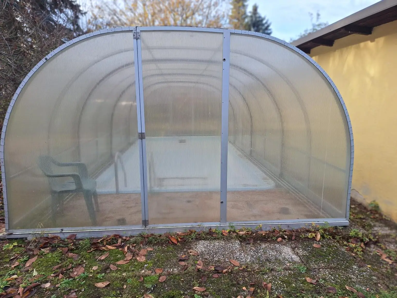 Absolut ruhig gelegen Villa mit überdachtem Pool, direkt am Waldrand auf 2.003 m² Grundstück.