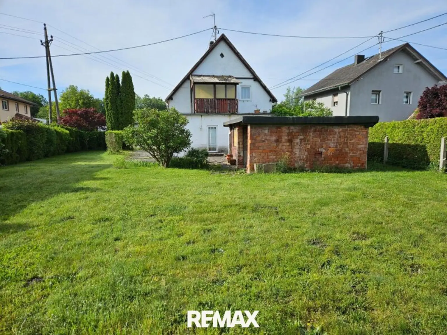 Altes Haus mit schönem Grund