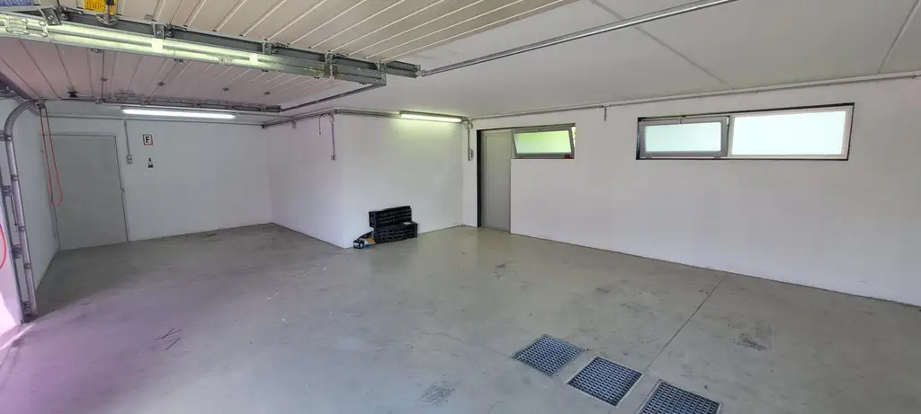 Zwei GARAGEN / HALLEN mit jeweils 3 STELLPLÄTZEN - zu mieten