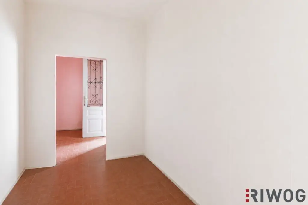 SANIERUNGSBEDÜRFTIG //  3. Stockwerk, nahe Burggasse-/Stadthalle (Top 21-23), 3 Zi.
