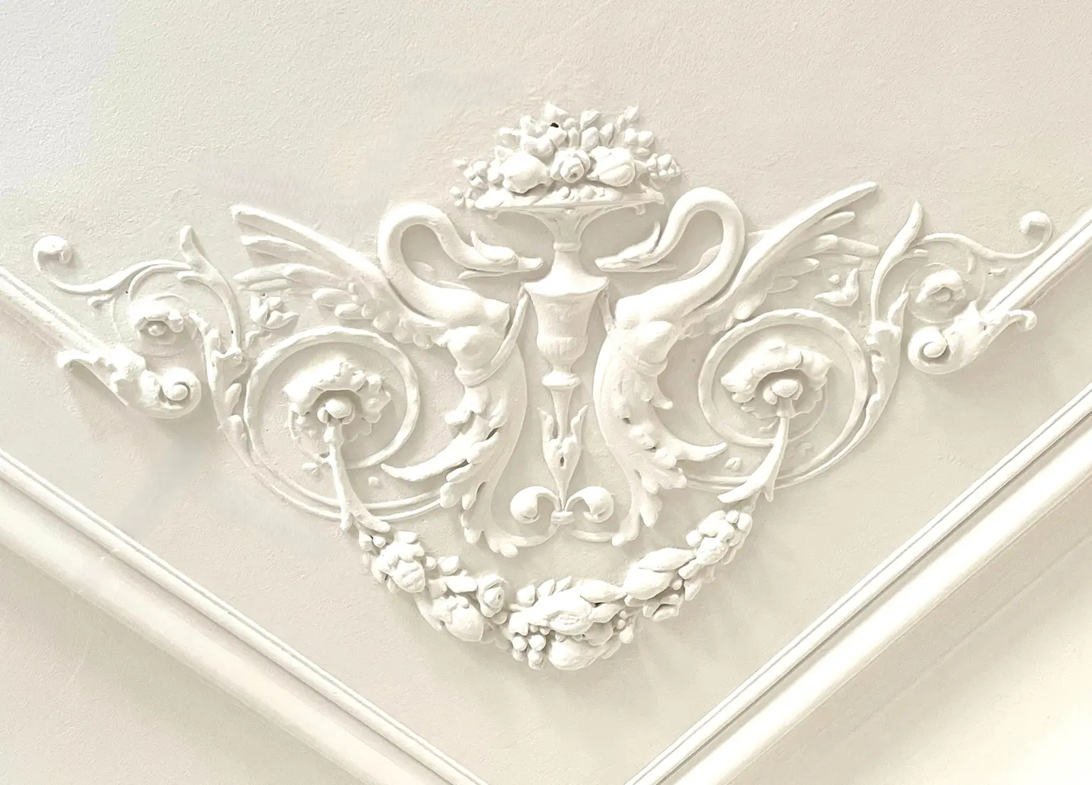 ERSTBEZUG NACH GENERALSANIERUNG: Einzigartige helle Altbauwohnung mit Stuckdecken in ruhiger Lage und einem kleinen Balkon