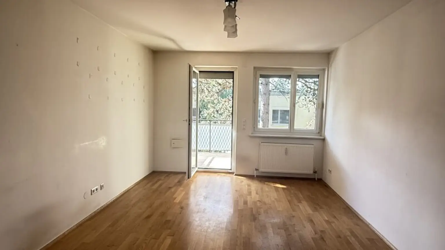 Baumeistergasse: Zwei Zimmer (zenral begehbar) mit separater Küche und Balkon!