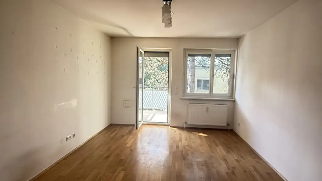 Baumeistergasse: Zwei Zimmer (zenral begehbar) mit separater Küche und Balkon!