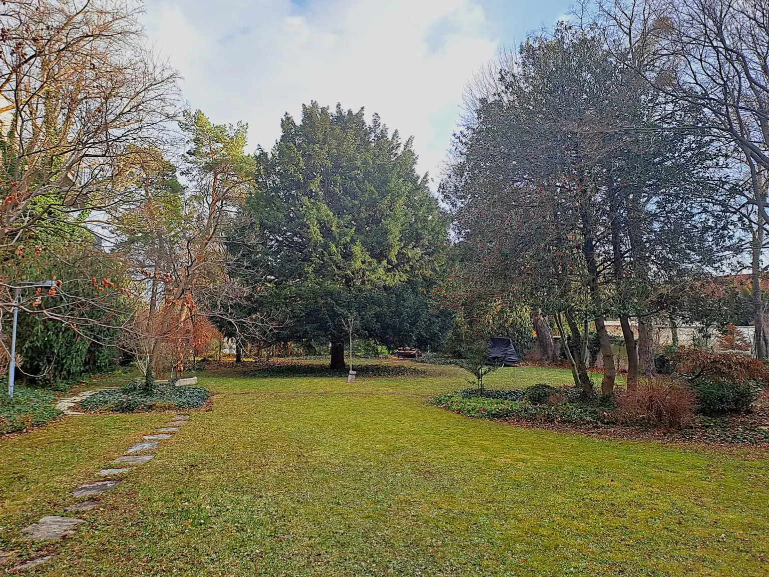 GUT VERMIETETE & GEPFLEGTE 3-ZIMMER-WOHNUNG MIT IDYLLISCHEM GEMEINSCHAFTSGARTEN - SEHR GUT INFRASTRUKTUR