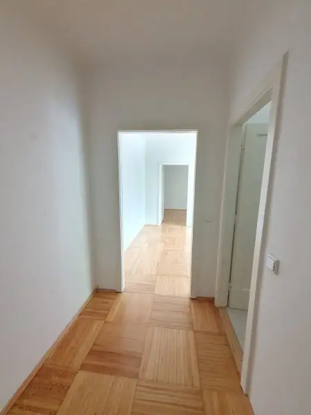 Westseitige Balkonwohnung mit toller Raumanordnung in Hofruhelage