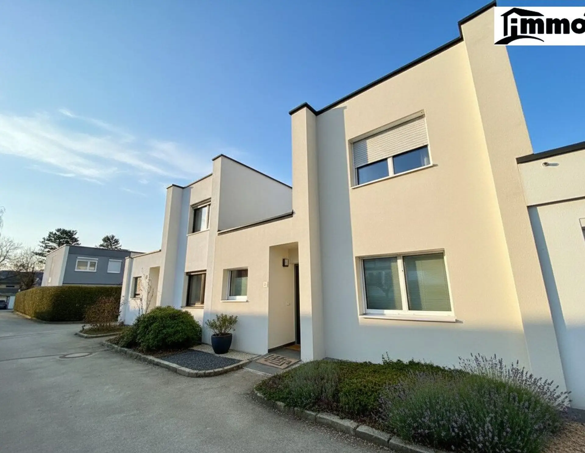 Modernes, Kernsaniertes Reihenhaus mit Terrasse, Balkon & Kleinem Eigengarten!