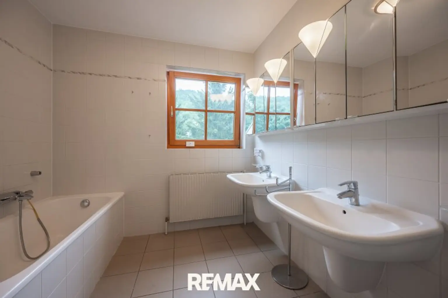 Bad mit 2 Waschbecken und Badewanne (OG 1)