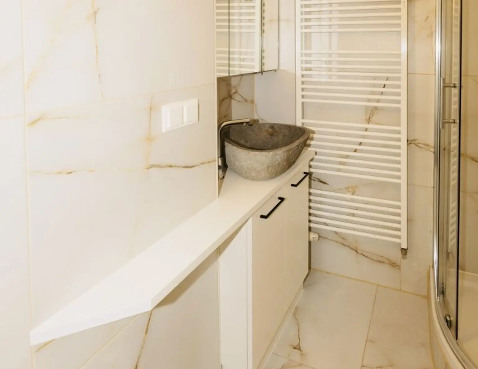 Charmante, komplett sanierte 2 Zimmer Mietwohnung, bezugsfertig!!