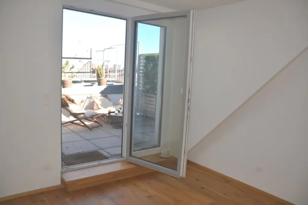 Erstbezug! Offenes und lichtdurchflutetes Wohnerlebnis mit einzigartigem Blick über die ganze Stadt! 117m2 Dachgeschoss Nähe Hauptbahnhof und U1!