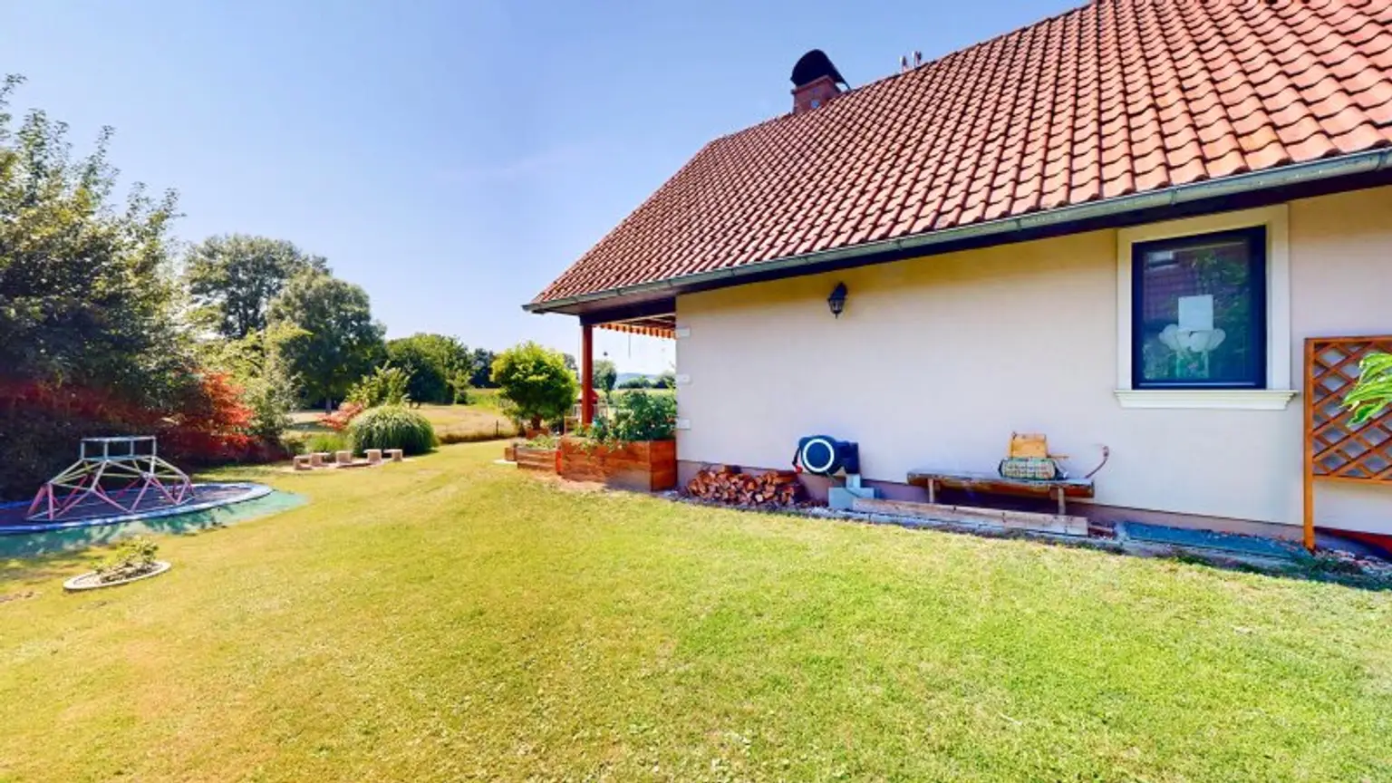 Entzückendes Einfamilienhaus mit großem Garten | 4 Zimmer | Terrasse und Balkon | Kamin