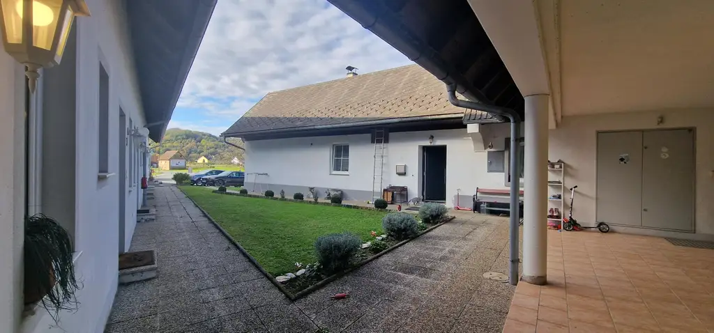 Golfer und Thermenliebhaber aufgepasst! Entzückende ruhige Terrassenwohnung mit Reihenhauscharakter.
