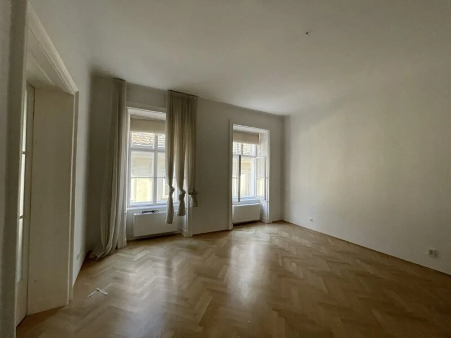 162 m² LUXURIÖSER ALTBAU -- GENERALSANIERT -- NEBEN GRABEN -- UNBEFRISTET!