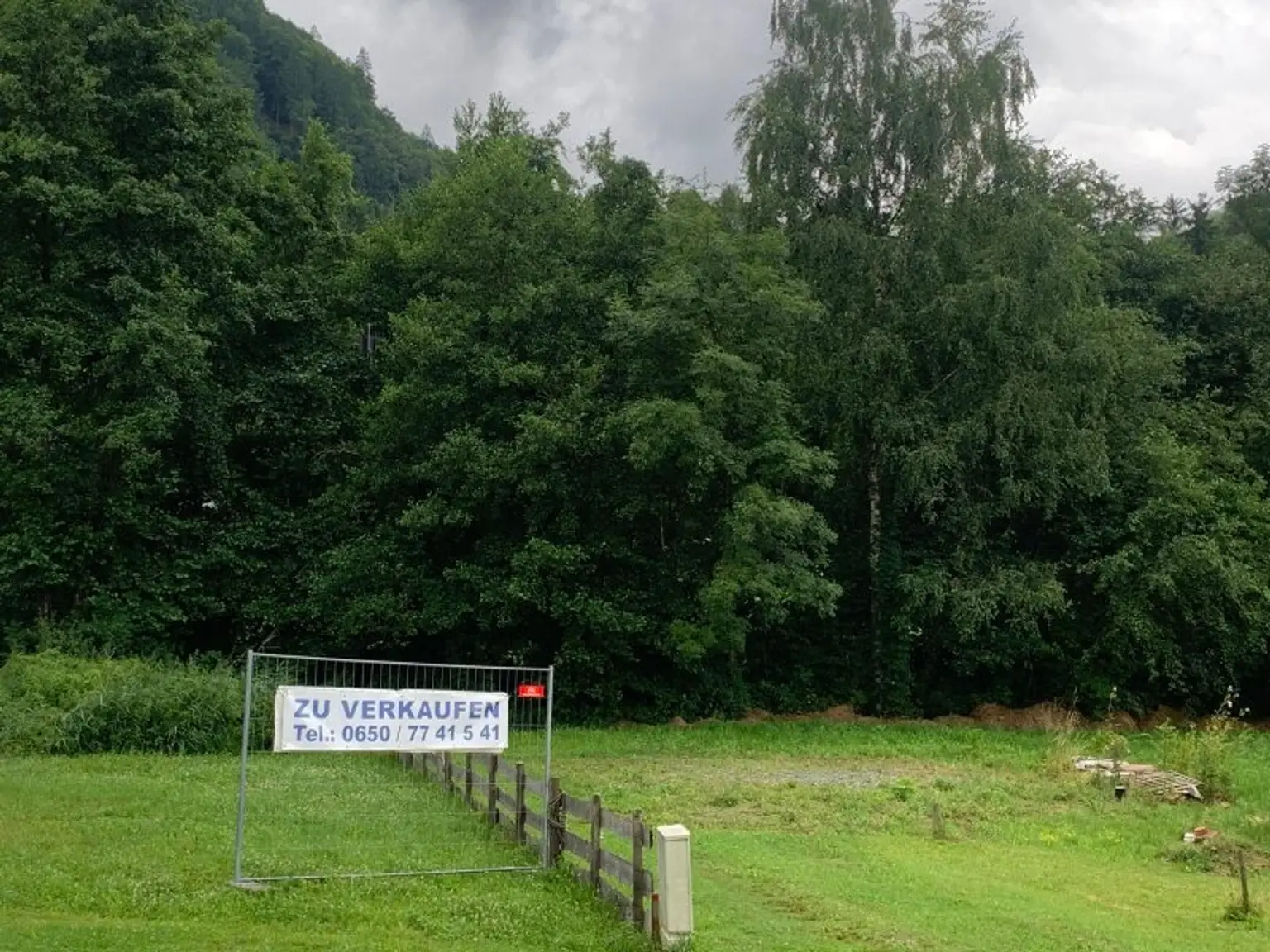 ebenes Baugrundstück  1159 m² -  Alt Ossiach  - ohne Bauverpflichtung - Mit weißer Gartenhütte  : )
