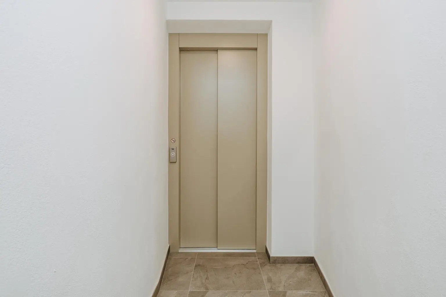 Der Lift bringt Sie samt Gepäck nach oben