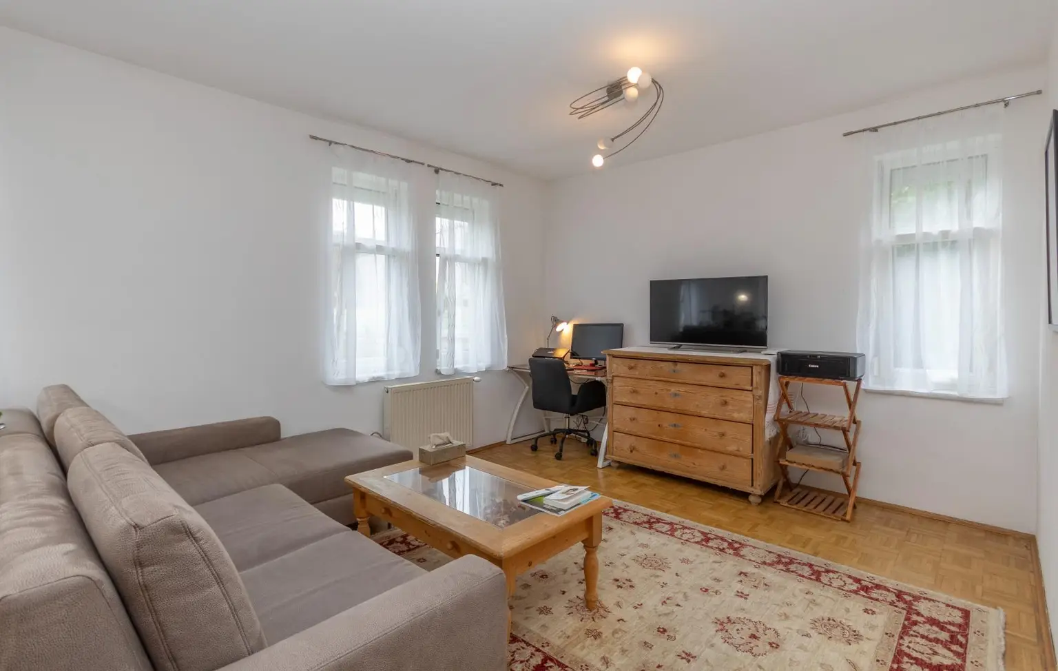 FREUNDLICHE WOHNUNG MIT GARTENNUTZUNG UND PARKPLATZ