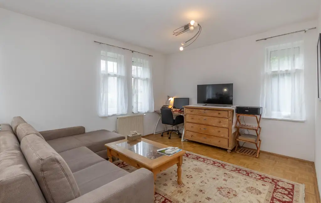 FREUNDLICHE WOHNUNG MIT GARTENNUTZUNG UND PARKPLATZ