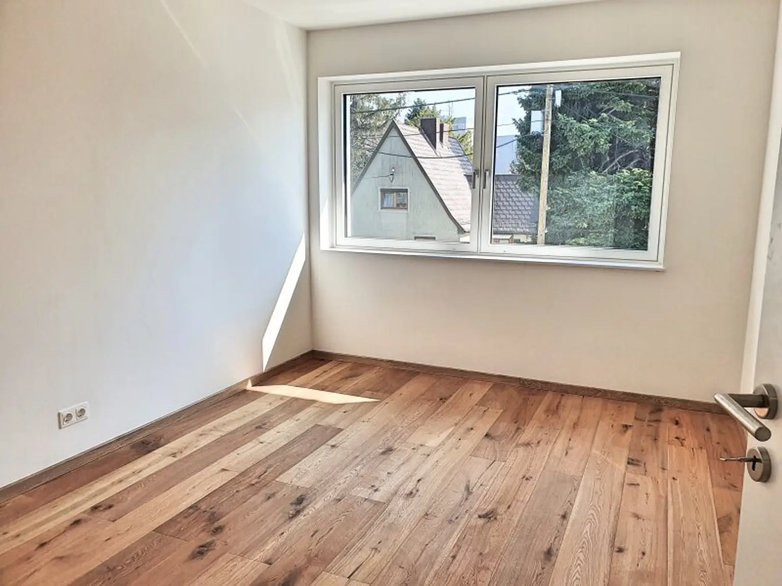 MODERNE DOPPELHAUSHÄLFTE IM NORDEN VON WIEN NÄHE U1 LEOPOLDAU.