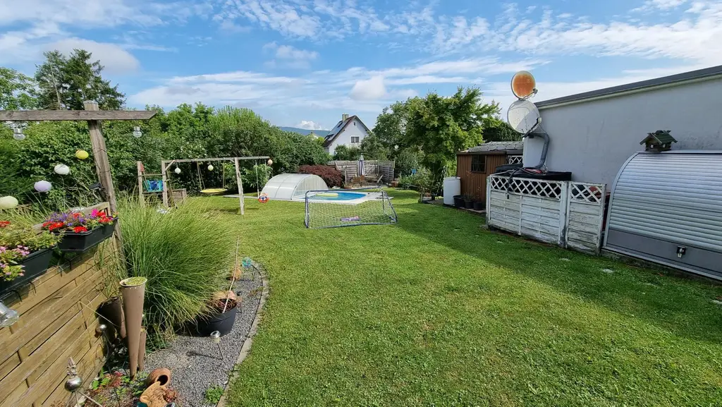 Einfamilienhaus mit Pool und großem Garten in verkehrsgünstiger Lage