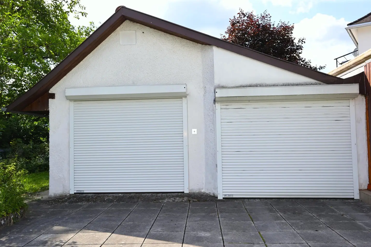 2 Garagen und 4 Abstellplätze davor