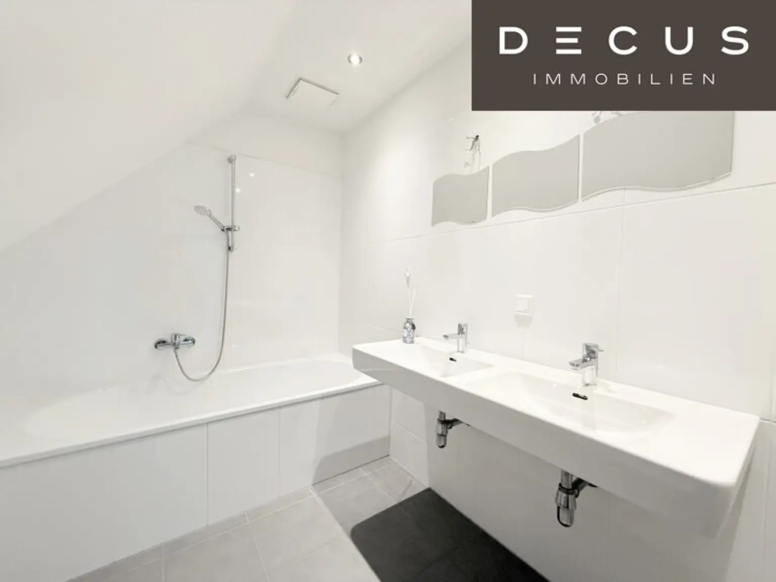 / 4 ZIMMER/ ZENTRAL BEGEHBAR/ VERFÜGBAR AB 1.07.2025 / DACHGESCHOSS / TERRASSE