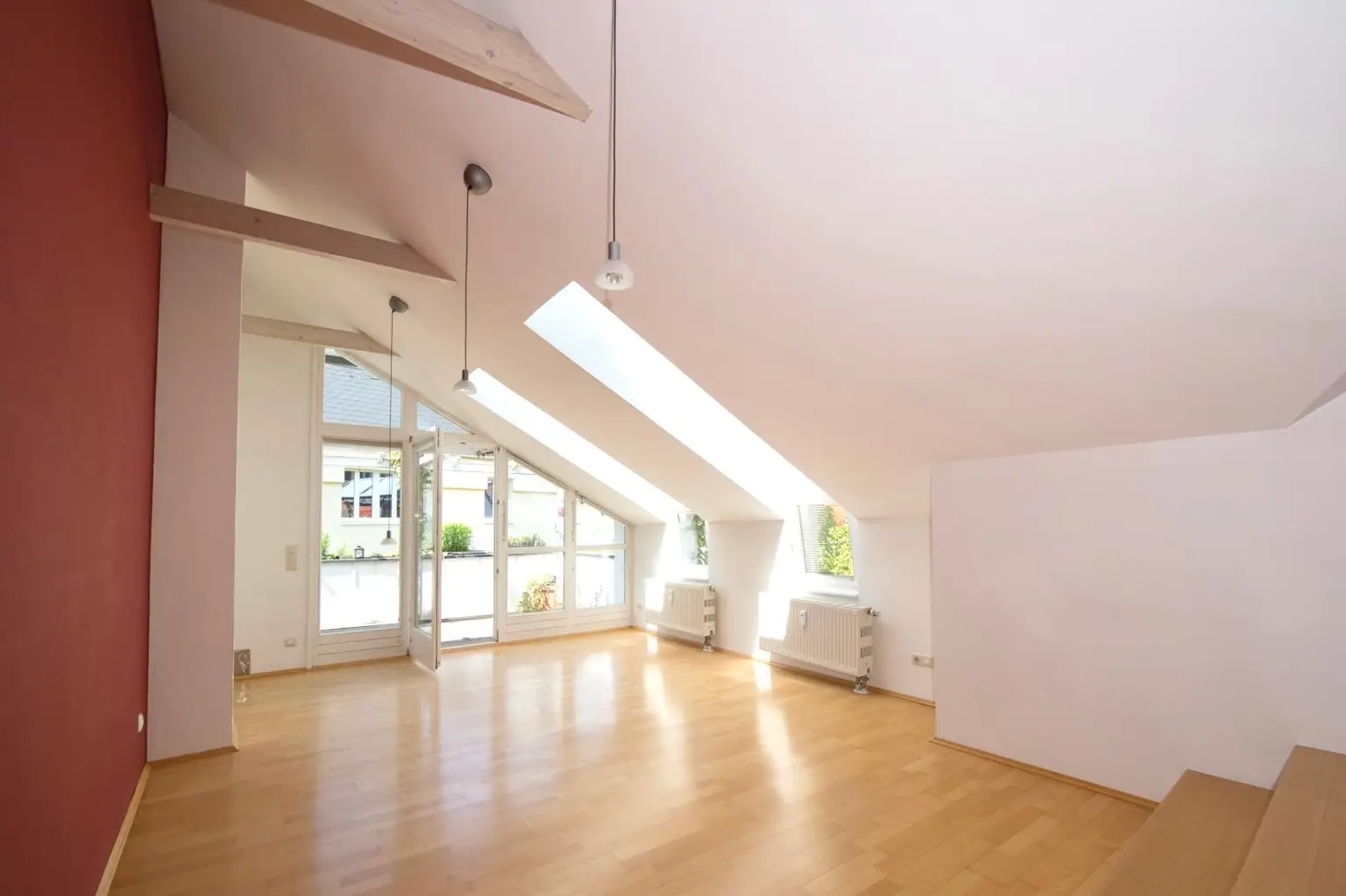 offenes Wohnzimmer mit Ausgang zur Dachterrasse