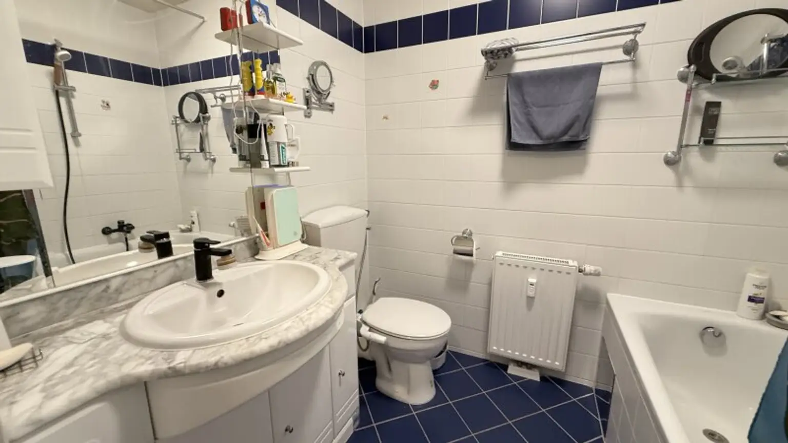 Tokiostraße / Kirschblütenpark: VIS / Japanische Schule: Möblierte 4 Zimmer-Maisonetten-Wohnung mit einer Loggia und Terrasse + optionaler Garagenstellplatz!