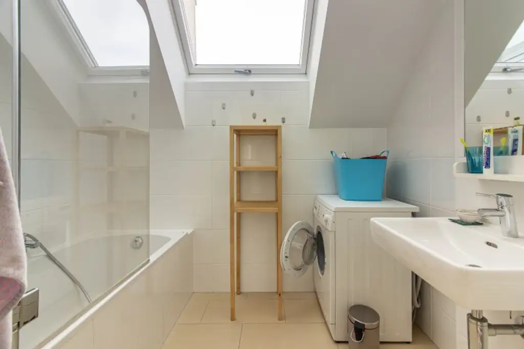 Traumhaft ruhige DG-Wohnung mit Terrasse bei U4-Hütteldorf - VOLL MÖBLIERT